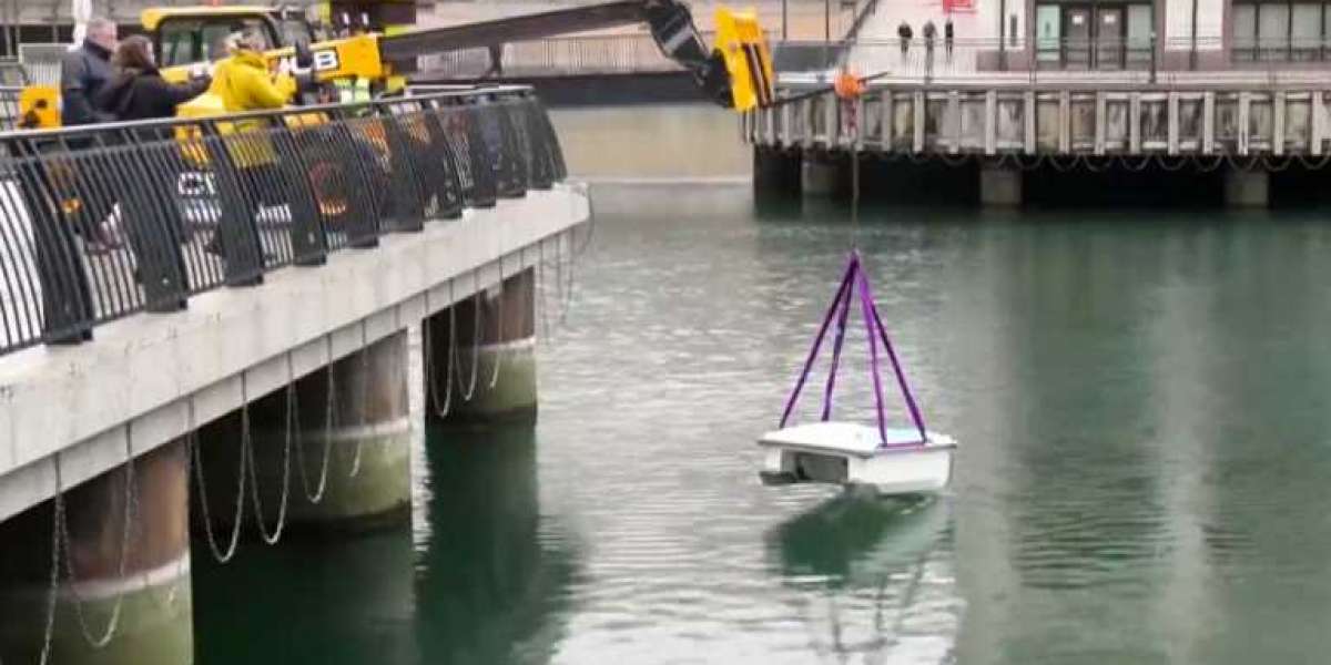 Crean “robot tiburón” que come desechos y plásticos en ríos